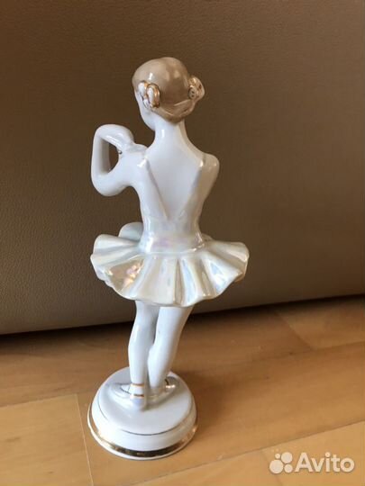 Фарфоровая статуэтка «Балерина с цветком» дфз Верб