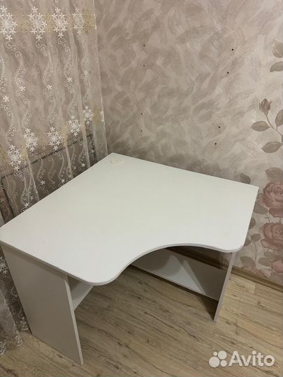 Угловой письменный стол