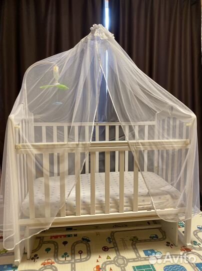 Детская кроватка с маятником