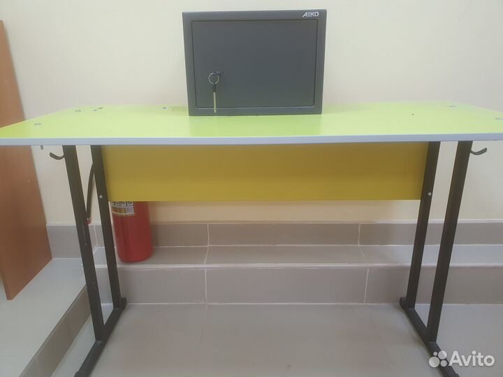 Стол и стулья