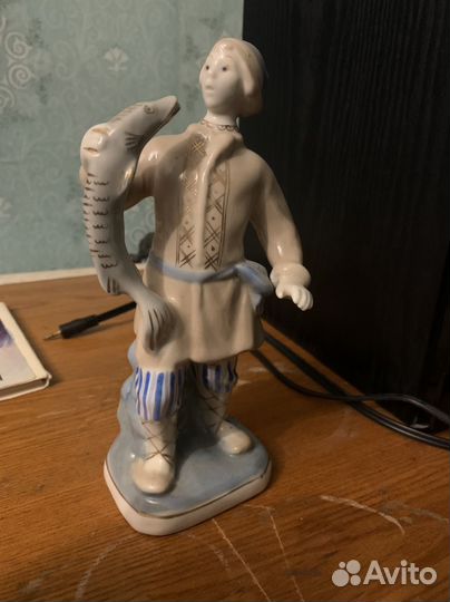 Фарфоровая статуэтка 