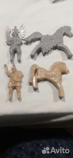 Статуэтки из игрушек