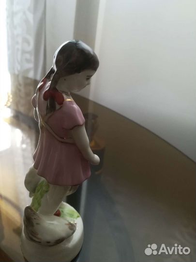 Статуэтка девочка кормит петуха и курицу