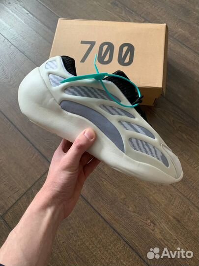 Кроссовки adidas yeezy boost 700