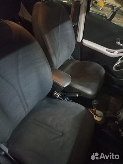 Подлокотник на Toyota Vitz 2005-2010г