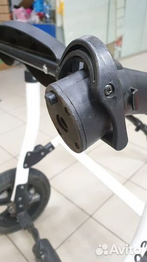 Фиксатор переднего колеса коляски mateo