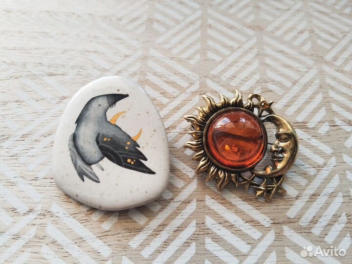 Броши керамика/позолота и янтарь