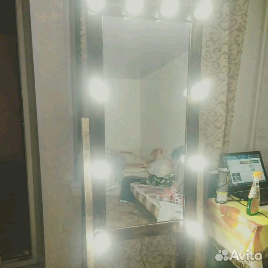 Напольное макияжное зеркало с подсветкой