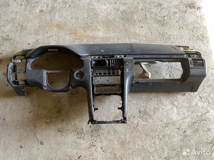 Торпедо с трещинами Mercedes-Benz W210