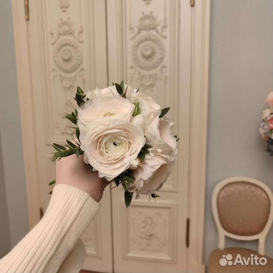 Свадебный букет из ранункулюсов и тюльпанов