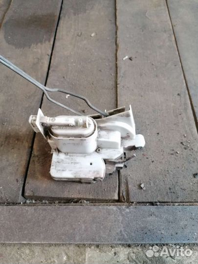 Задний левый замок двери фольксваген венто/гольф 3