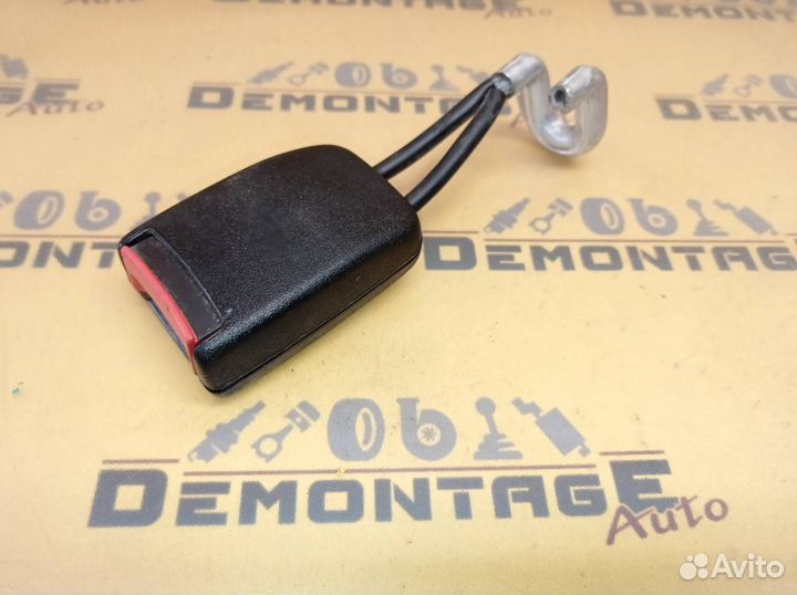 Ответная часть ремня безопасности задняя Passat B5