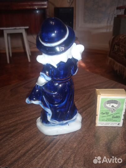 Статуэтка фарфор,девочка с цветами