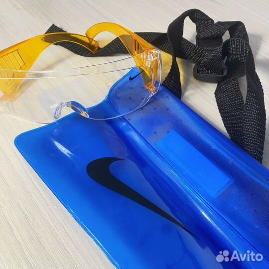 Защитные очки и непромокаемая сумка Nike