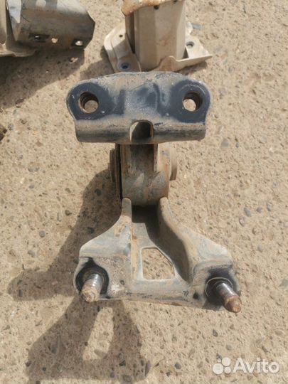 Подушка двигателя задняя Toyota Corolla 150 1ZR-FE