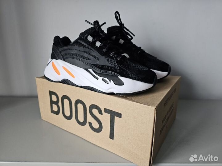 Кроссовки женские Adidas Yeezy Boost 700 v2