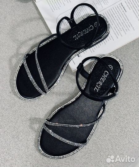 Черные шлепки босоножки со стразами