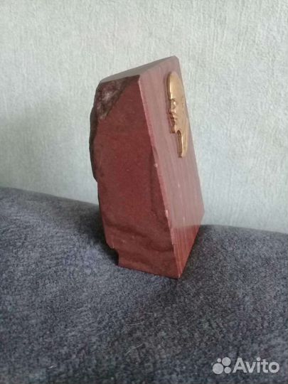 Барельеф Ленина на натуральном камне, настольный