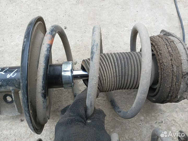 Стойка амортизатора передняя Nissan Teana J32