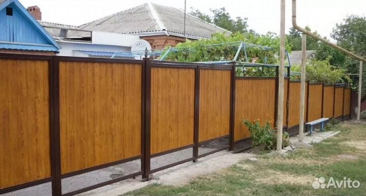 Забор металлический с металлическими столбами быст