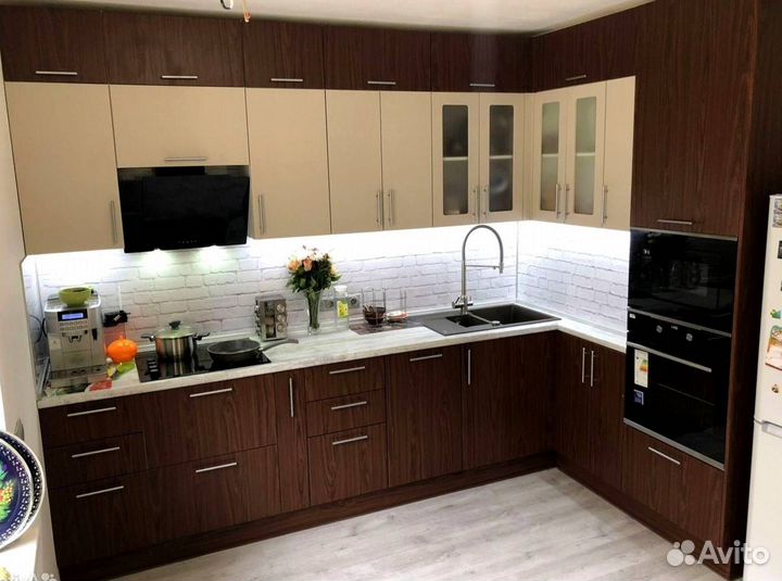 Кухонный гарнитур с каменным островом