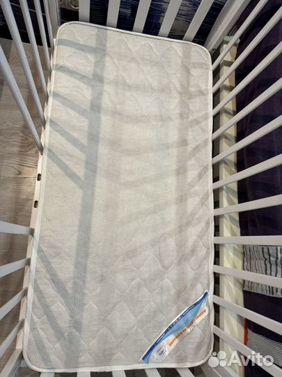 Детская кроватка и комод с пеленальным столиком