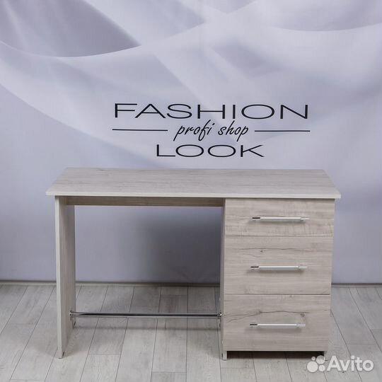 Маникюрный стол