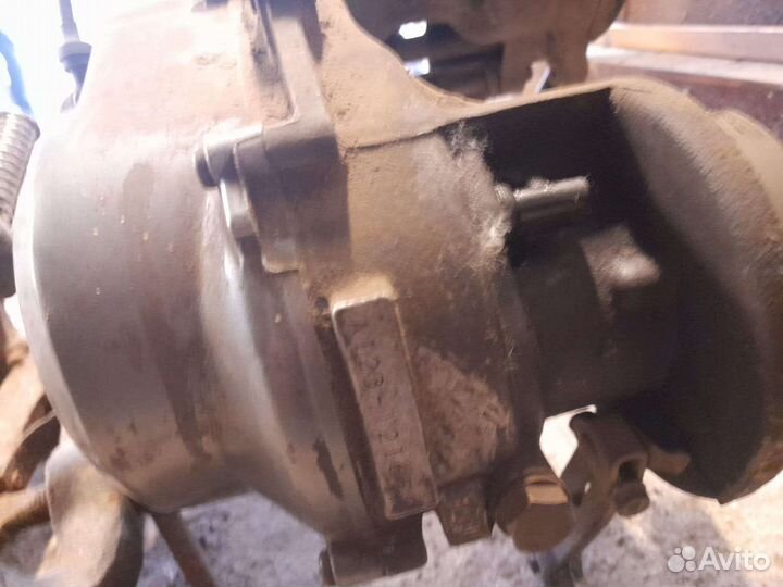 Часть мотора от скутера