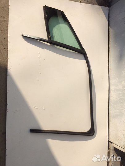 Форточка передней левой двери Peugeot 308