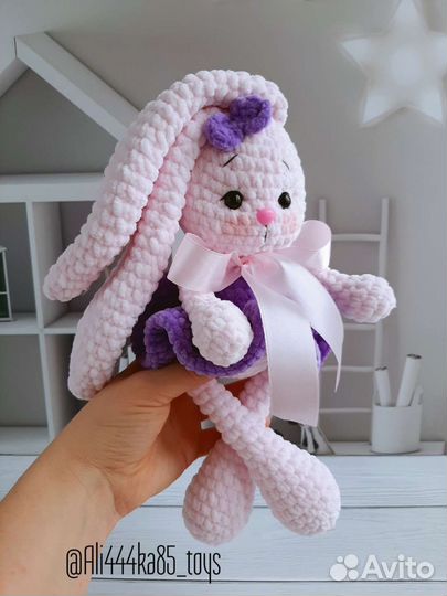 Вязаная игрушка Зайка