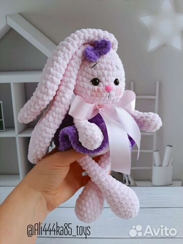 Вязаная игрушка Зайка