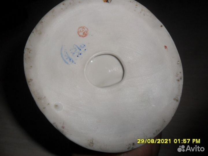 Статуэтка фарфоровая 