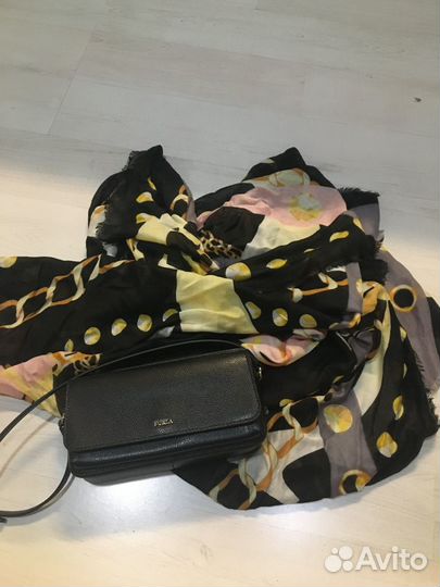 Платок Guess, сумка Furla