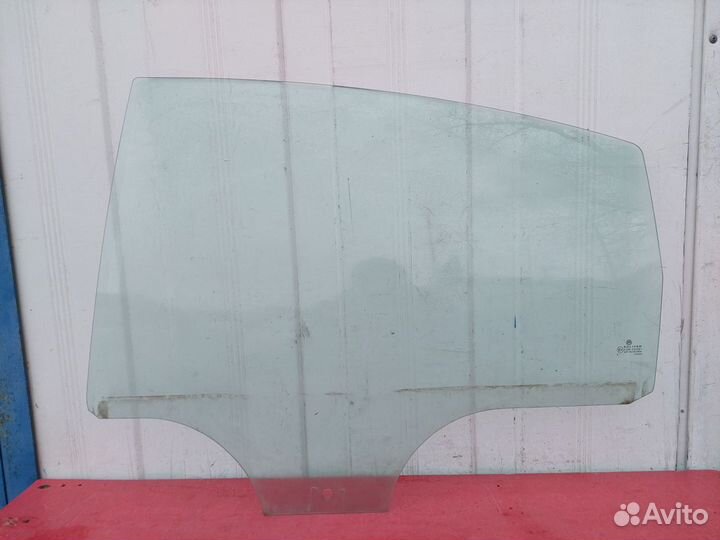 Стекло заднее левое Volkswagen Passat B5