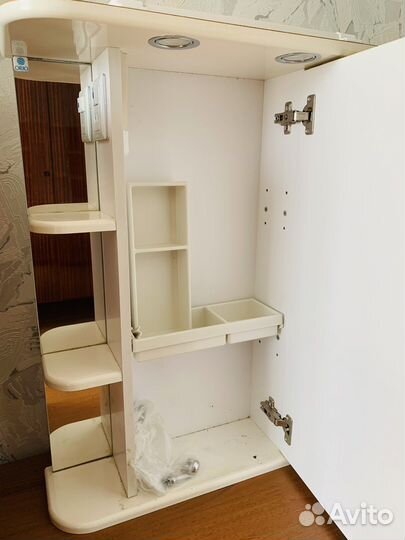 Стеклянный шкаф в ванную