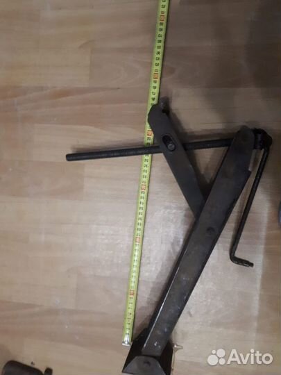 Домкрат на авто