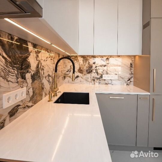 Кухня с мраморным фартуком и стеклянными вставками