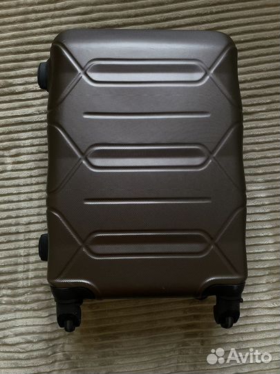Чемодан на колесах размер s
