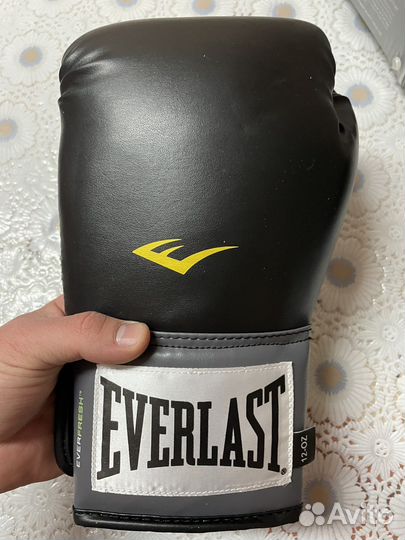 Боксерские перчатки 12 oz Everlast
