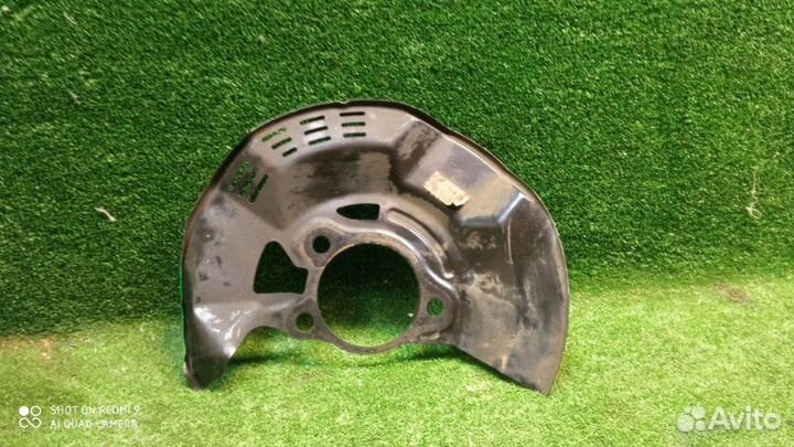 Пыльник тормозного диска передний левый Toyota