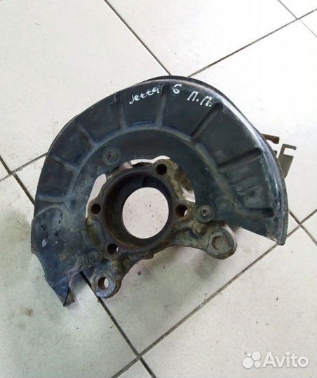 Кулак передний правый VW Volkswagen Jetta 6