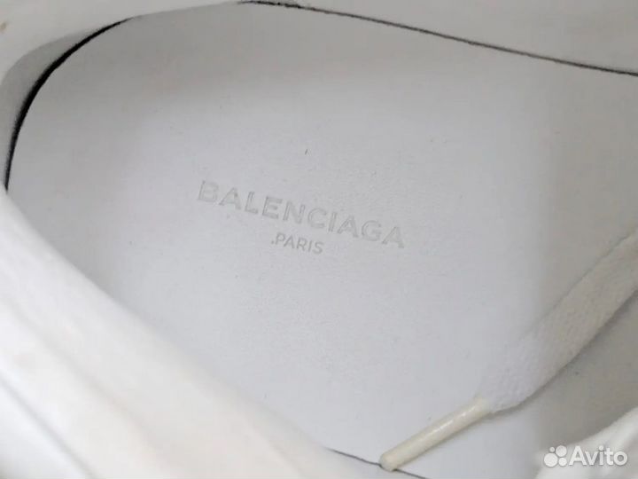 Balenciaga Arena high белые на руках