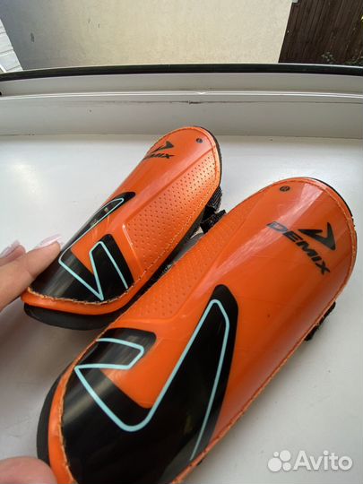 Щитки футбольные