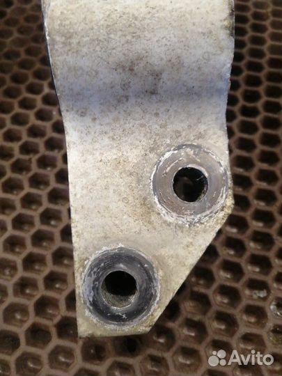 Сайлентблок рычага передний левый Volkswagen Golf