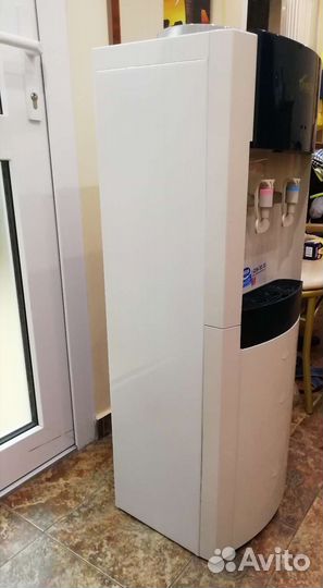Кулер для воды напольный
