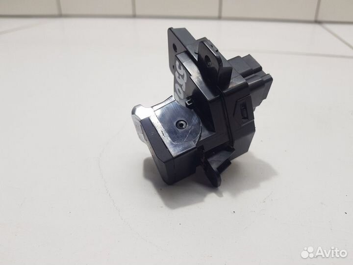 Кнопка фиксатора стояночного тормоза