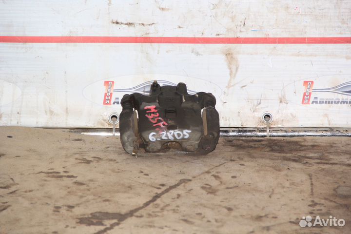 Суппорт перед право c Nissan Stagea M35 VQ25DD