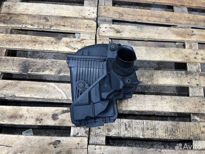 Корпус воздушного фильтра правый Bmw 7 E66 N62B48