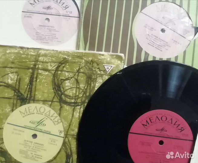 16 виниловых пластинок с детскими сказками