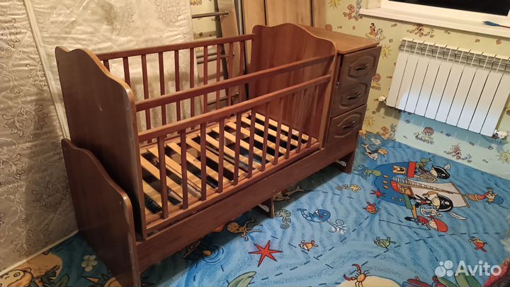 Детская кроватка с маятником и комодом